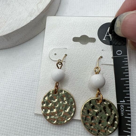 New A&I Hammered Gold Disc White Beaded Dangle Drop Earring - Picture 4 of 4